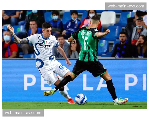 特写：国际米兰中卫巴斯托尼在一次成功协防后，向边翼卫大声布置位置