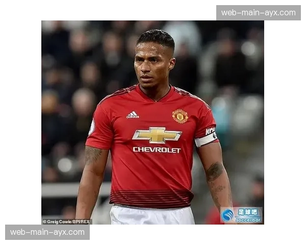 告别绿茵：前曼联队长瓦伦西亚在家乡举行挂靴告别赛