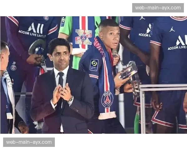 特写：看台上，因伤缺席的姆巴佩与纳赛尔就续约问题平静交流